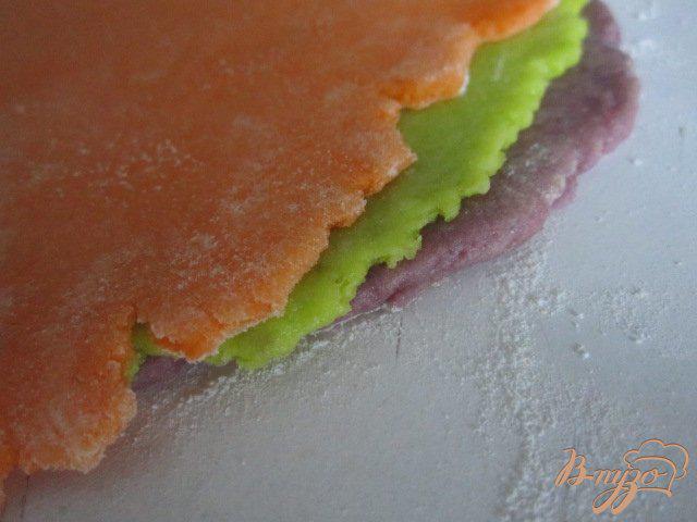 Фото приготовление рецепта: Миндальное печенье «Цветные улитки» шаг №8