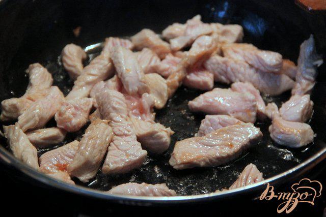 Фото приготовление рецепта: Сыроедческий салат с мясом птицы шаг №3