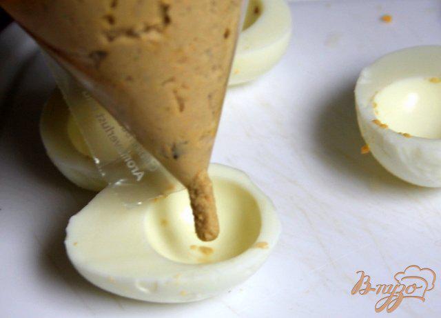 Фото приготовление рецепта: Яйца, фаршированные паштетом из скумбрии шаг №5