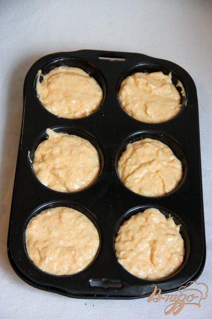 Фото приготовление рецепта: Пикантные тыквенно-сырные кексы шаг №7
