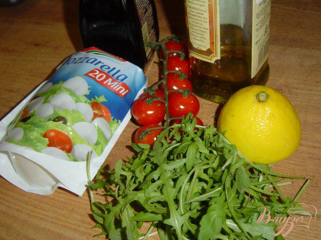 Фото приготовление рецепта: Салат с рукколой, моцареллой, помидорами-черри в корзиночке шаг №1