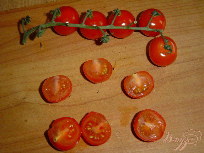 Фото приготовление рецепта: Салат с рукколой, моцареллой, помидорами-черри в корзиночке шаг №5