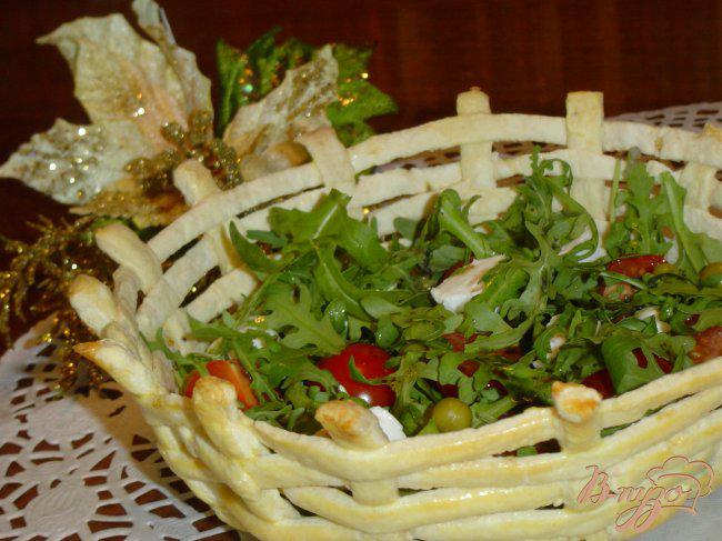 Фото приготовление рецепта: Салат с рукколой, моцареллой, помидорами-черри в корзиночке шаг №8
