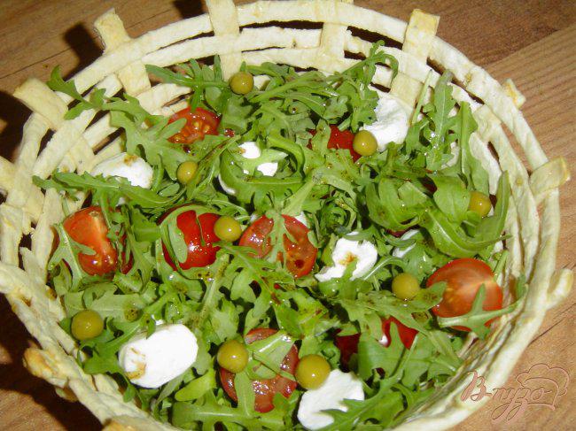 Фото приготовление рецепта: Салат с рукколой, моцареллой, помидорами-черри в корзиночке шаг №7