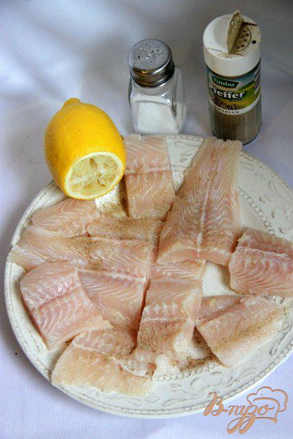 Фото приготовление рецепта: Запеканка из рыбы с грибами под белым соусом шаг №2