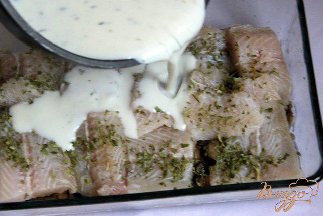 Фото приготовление рецепта: Запеканка из рыбы с грибами под белым соусом шаг №9