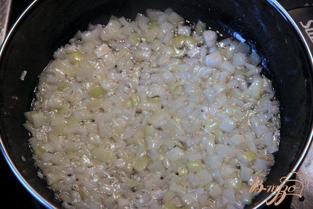 Фото приготовление рецепта: Запеканка из рыбы с грибами под белым соусом шаг №4