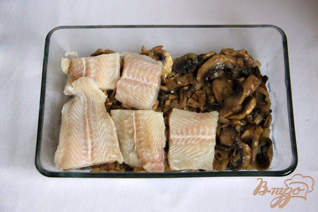 Фото приготовление рецепта: Запеканка из рыбы с грибами под белым соусом шаг №8