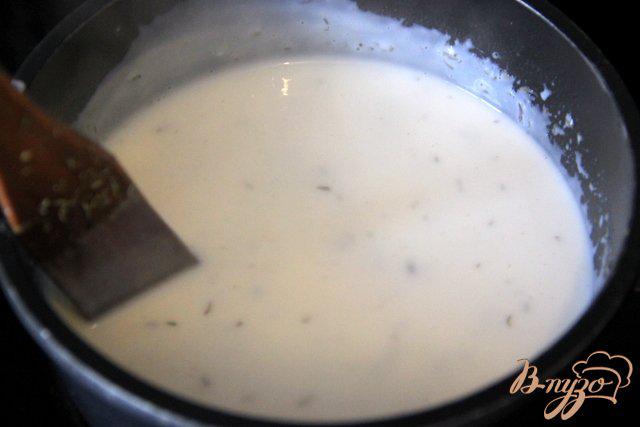 Фото приготовление рецепта: Запеканка из рыбы с грибами под белым соусом шаг №7