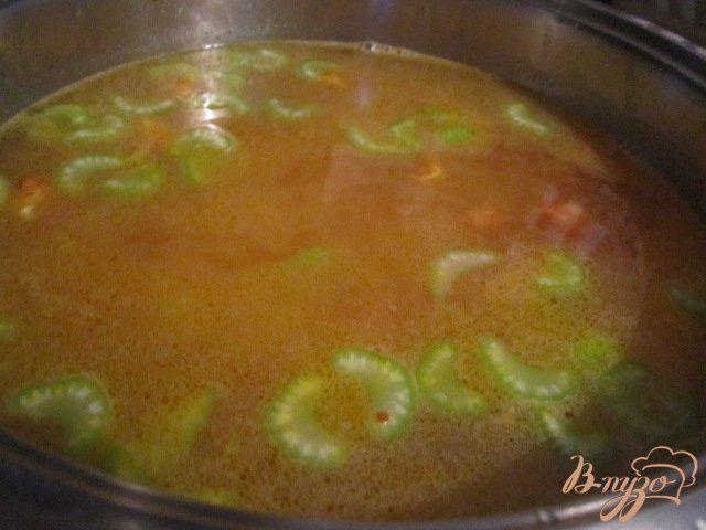 Фото приготовление рецепта: Овощной суп с кукурузными улитками.. шаг №9