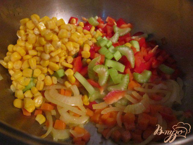 Фото приготовление рецепта: Овощной суп с кукурузными улитками.. шаг №7