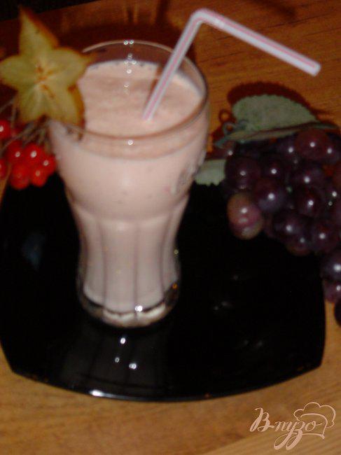 Фото приготовление рецепта: Коктейль кисло-молочный с бананами и ягодами шаг №6