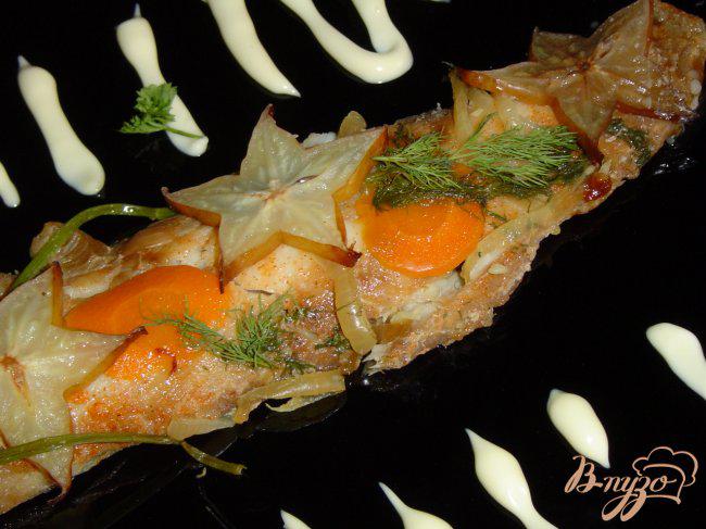 Фото приготовление рецепта: Рыба , запеченная под соевым соусом с карамболой шаг №4