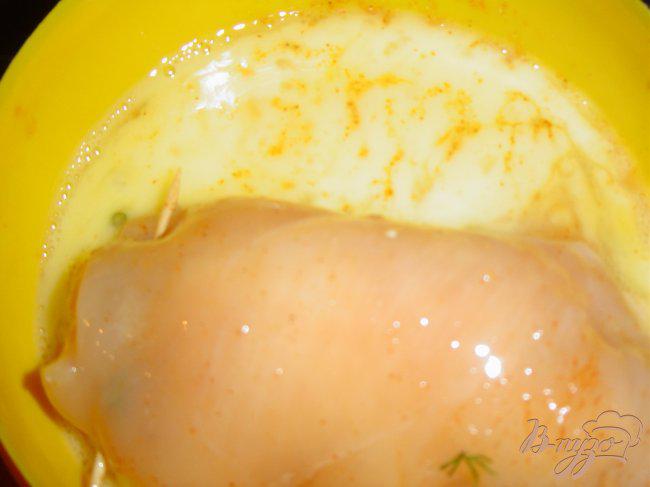 Фото приготовление рецепта: Рулетики из куриной грудки с плавленым сыром и зеленью шаг №5