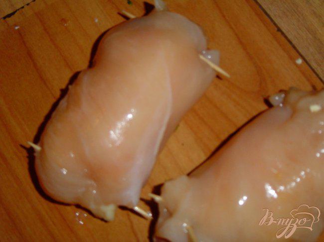 Фото приготовление рецепта: Рулетики из куриной грудки с плавленым сыром и зеленью шаг №4