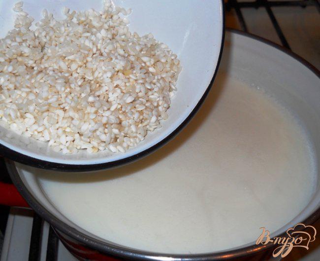 Фото приготовление рецепта: Каша молочная рисовая шаг №3