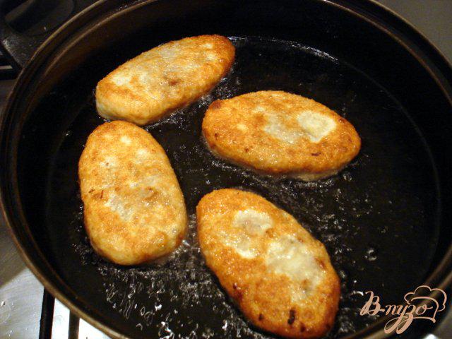 Фото приготовление рецепта: Пирожки жареные с мясом шаг №8