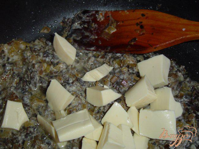 Фото приготовление рецепта: Сырно-грибной рулетик шаг №3