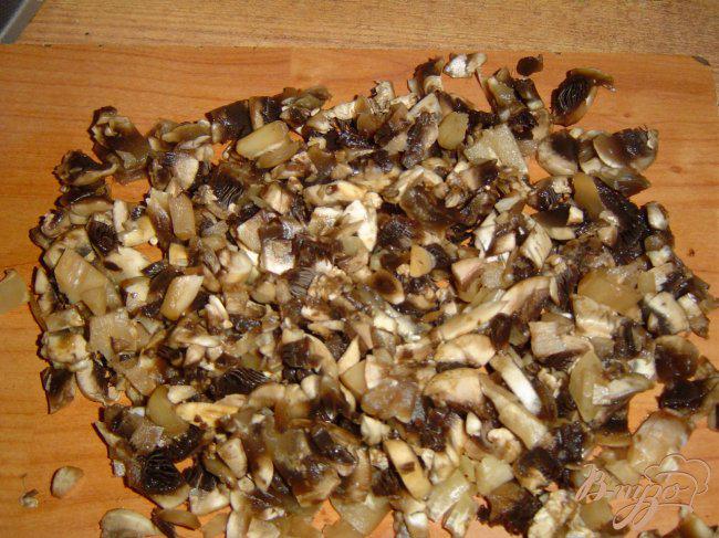 Фото приготовление рецепта: Сырно-грибной рулетик шаг №2