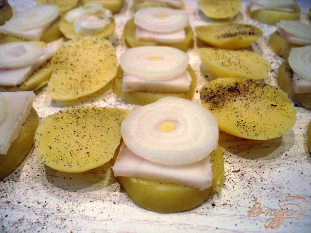 Фото приготовление рецепта: Картофель запеченный с салом по-украински шаг №5