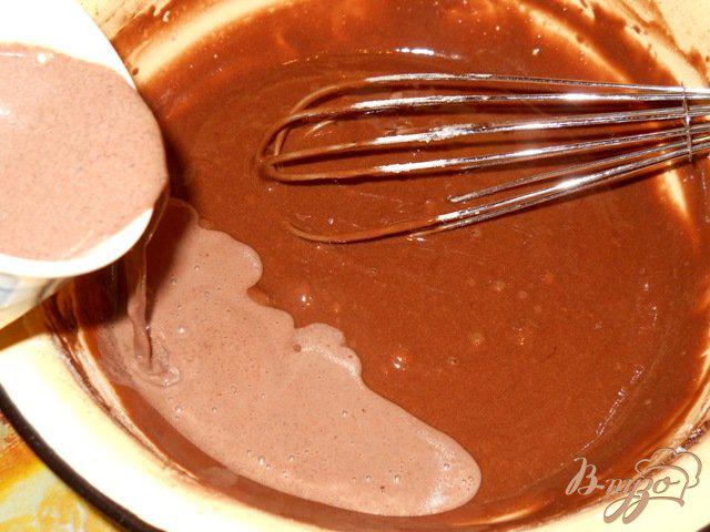 Фото приготовление рецепта: Шоколадные блины с ягодным соусом шаг №4