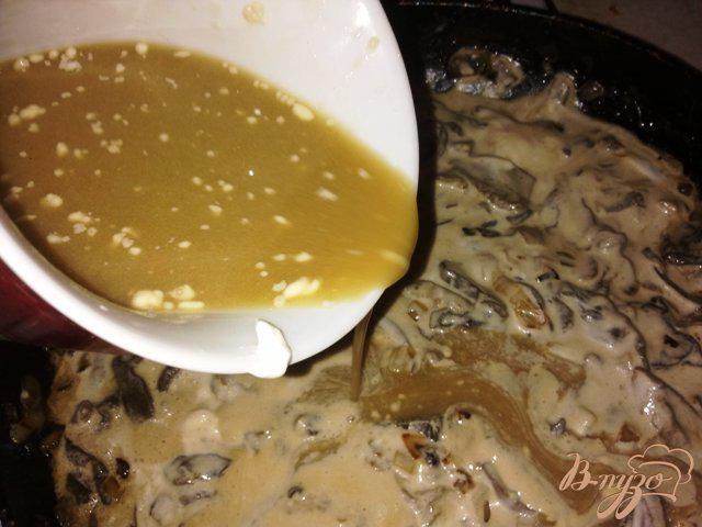 Фото приготовление рецепта: Грибной соус со сметаной. шаг №7