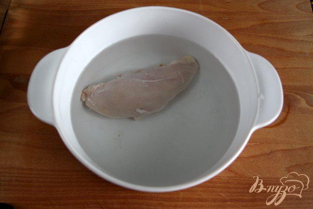 Фото приготовление рецепта: Крем-суп из курицы и зелёного горошка шаг №1