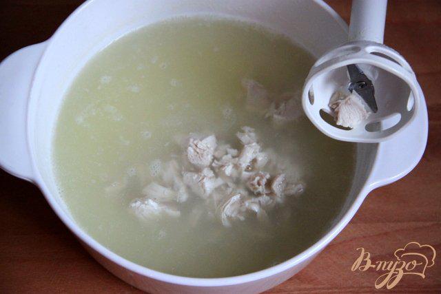 Фото приготовление рецепта: Крем-суп из курицы и зелёного горошка шаг №4