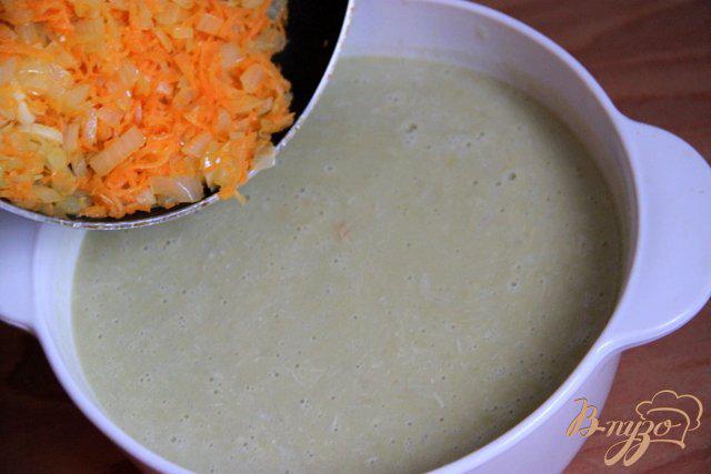 Фото приготовление рецепта: Крем-суп из курицы и зелёного горошка шаг №5