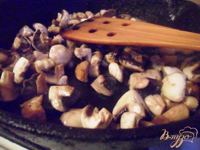 Фото приготовление рецепта: Пенне с грибами под сырным соусом шаг №2