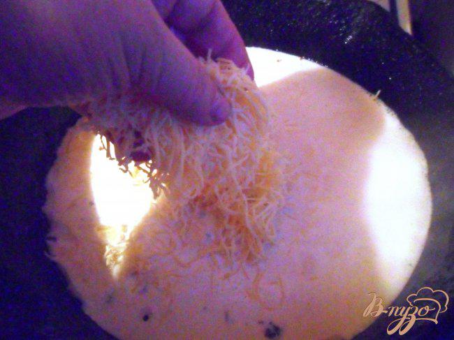 Фото приготовление рецепта: Пенне с грибами под сырным соусом шаг №4