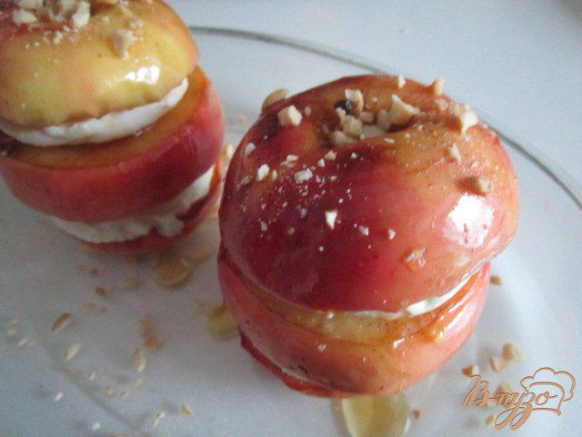 Фото приготовление рецепта: Яблоки с сыром шаг №4