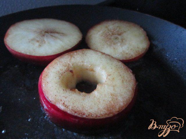 Фото приготовление рецепта: Яблоки с сыром шаг №2