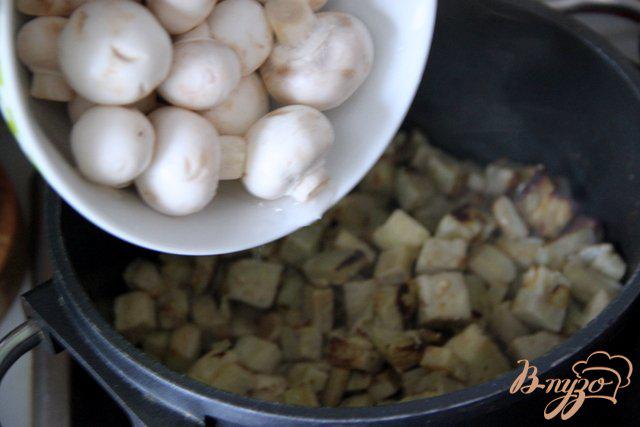 Фото приготовление рецепта: Закуска из баклажан и шампиньонов шаг №6