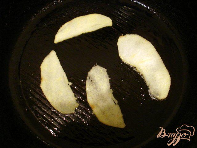 Фото приготовление рецепта: Блинчики с яблочным припёком и кленовым сиропом шаг №5