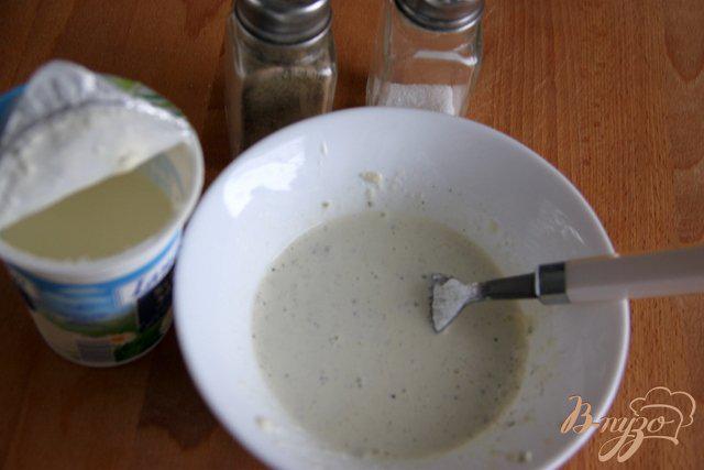 Фото приготовление рецепта: Салат из брокколи с сырной заправкой шаг №3