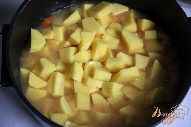 Фото приготовление рецепта: Бархатный крем-суп из картофеля и сельдерея с сыром шаг №5