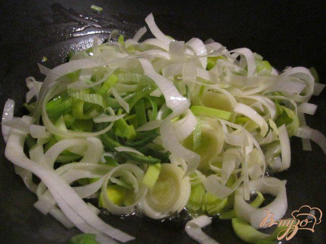 Фото приготовление рецепта: Овощная запеканка с копчеными колбасками шаг №2