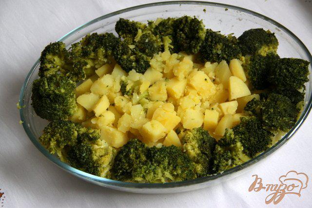 Фото приготовление рецепта: Запеканка из картофеля и брокколи с тунцом шаг №7