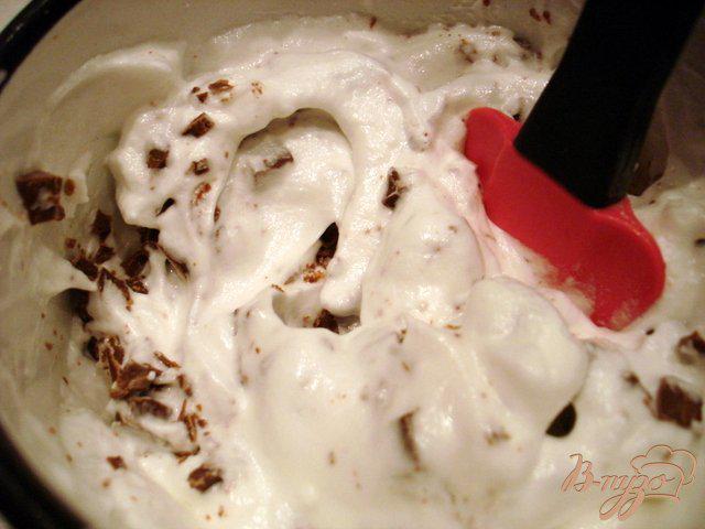 Фото приготовление рецепта: Десерт  «Снежки»  с  шоколадом шаг №4