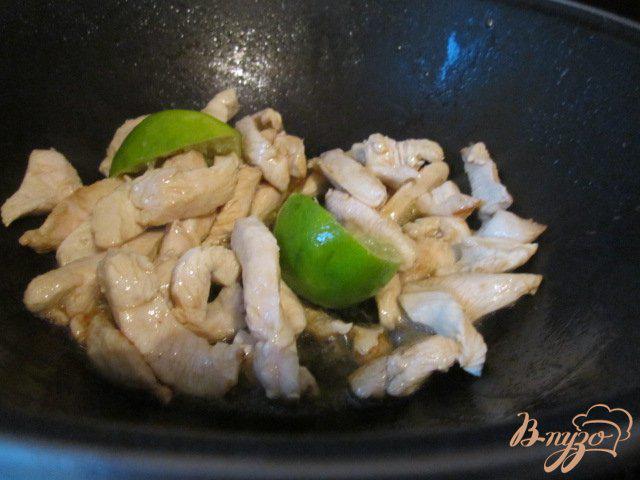 Фото приготовление рецепта: Куриные полоски в лимонном соусе шаг №3