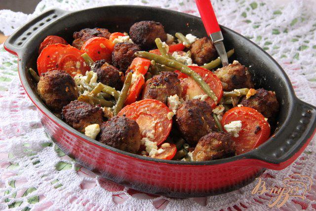Фото приготовление рецепта: Мясные шарики с овощами и брынзой по-гречески шаг №7
