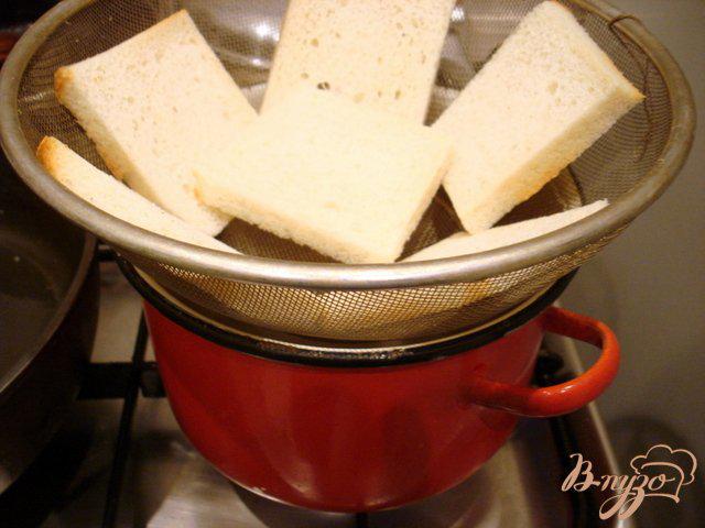 Фото приготовление рецепта: Пирожки из тостерного хлеба шаг №1