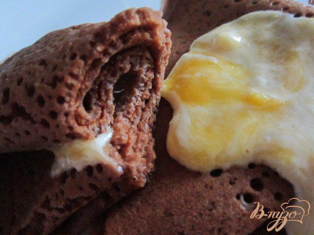 Фото приготовление рецепта: Шоколадные блины со сметанно-манговым соусом шаг №11