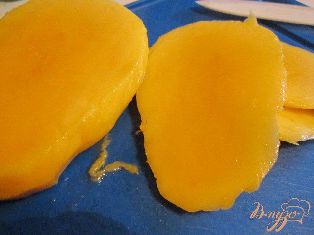 Фото приготовление рецепта: Шоколадные блины со сметанно-манговым соусом шаг №8