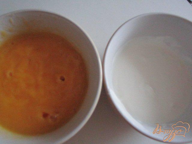 Фото приготовление рецепта: Шоколадные блины со сметанно-манговым соусом шаг №9