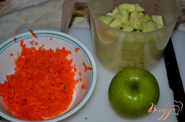 Фото приготовление рецепта: Яблочный кекс с морковью и  глазурью пралине шаг №2