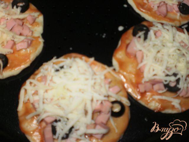 Фото приготовление рецепта: Мини-пицца шаг №5
