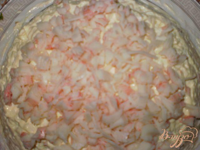 Фото приготовление рецепта: Слоеный салат с красной рыбой шаг №5