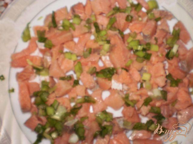 Фото приготовление рецепта: Слоеный салат с красной рыбой шаг №2